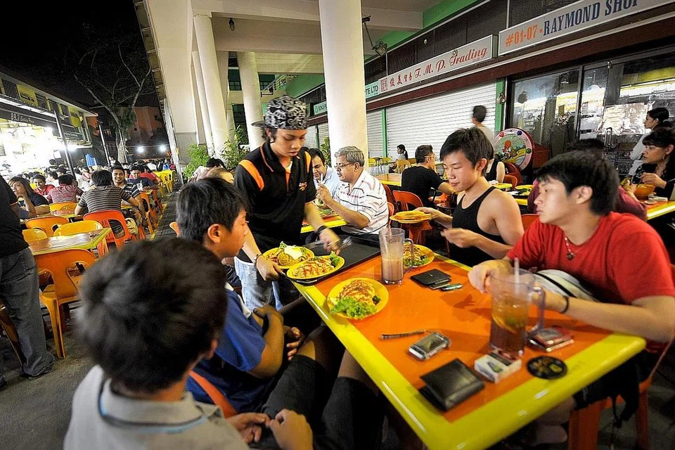 SERONOK SAMBIL JAMU SELERA: Bertemu dengan anggota keluarga dan sahabat-handai untuk menjamu selera pada sebelah malam boleh dianggap sebagai satu 'tradisi' di kalangan masyarakat kita.- Foto fail 