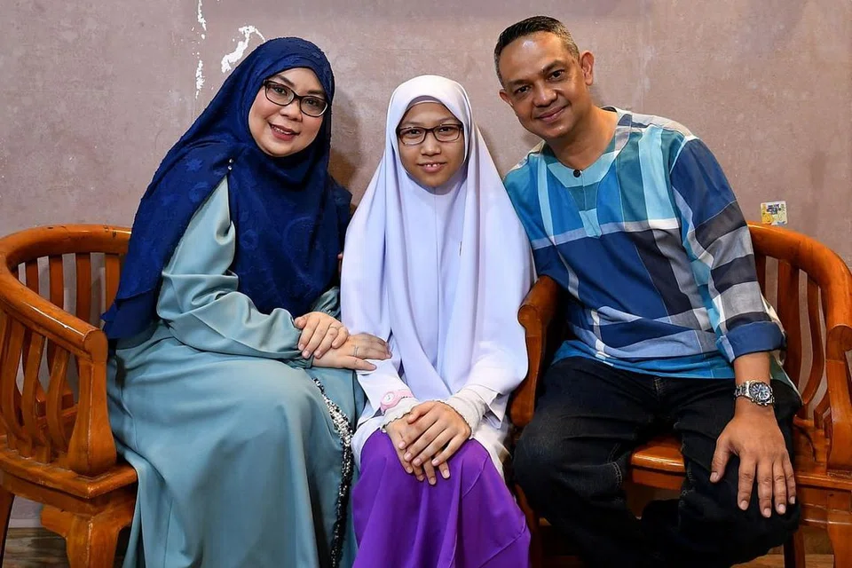 PRESTASI CEMERLANG: Nurin bersama ibunya Cik Nur Hidayah dan bapanya Encik Salehuddin Ramadhan. Nurin telah meraih agregat 254 dengan tiga A dan satu A*. - Foto BH oleh LIM YAOHUI 