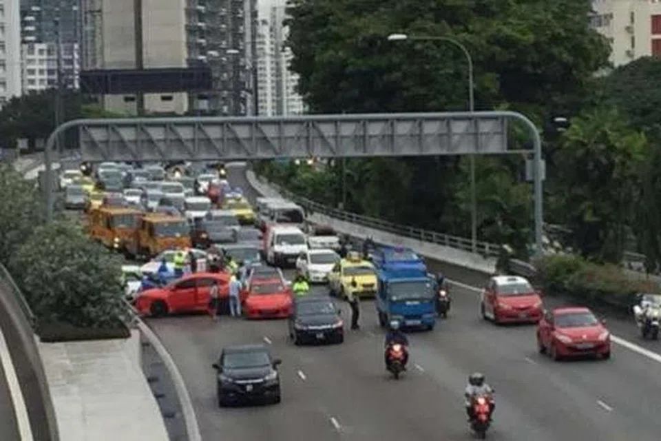 Kemalangan melibatkan beberapa kenderaan di CTE arah ke bandar sebelum Terowong Cairnhill. Gambar ST 