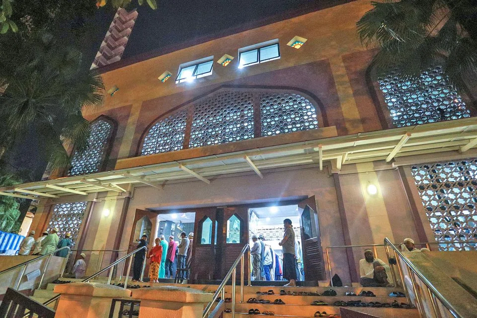 MELIMPAH RUAH: Jemaah yang membanjiri Masjid Al Khair malam kelmarin memenuhi setiap ruang dewan solat dan melimpah ke kawasan luar masjid. - Foto BH oleh IQBAL FAIZAL 