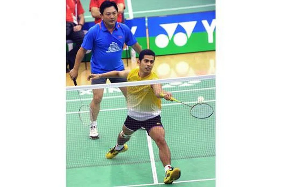 LEBIH SEIMBANG: Persaingan dijangka lebih seimbang tahun ini dengan sukan seperti sepak takraw dan badminton (atas) ditawarkan apabila peserta dibahagi kepada dua divisyen mengikut keupayaan individu. - Foto-foto fail