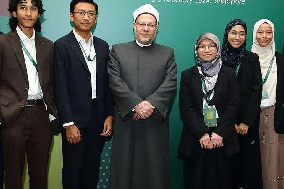 Penerima biasiswa tahun 2022 (dari kiri), Encik Alfawzul Kabir, Encik Hakeem Samsuri, Mufti Besar Mesir, Dr Shawki Ibrahim Abdel-Karim Allam, Cik Nur Zahratul Humaira, Cik Haninah dan Cik Siti Nur Fatimah (penerima biasiswa tahun 2023). 