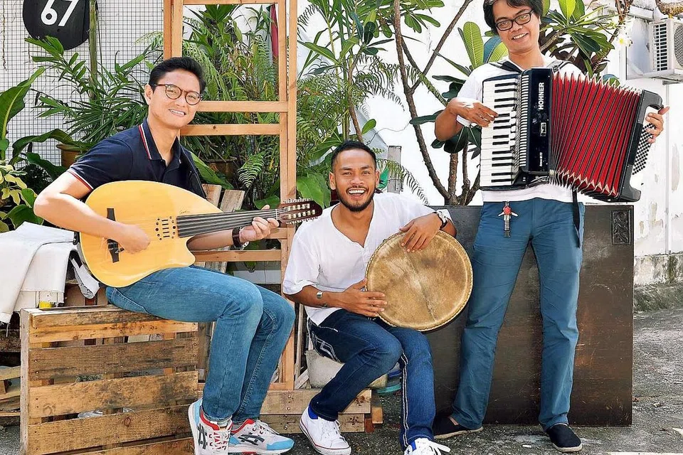 BELAYAR KE ALAM TENANG: Bawa diri anda belayar dengan kembara irama tradisional, rakyat dan kerohanian kumpulan muzik di Singapura, OrkeStar Trio. - Foto fail