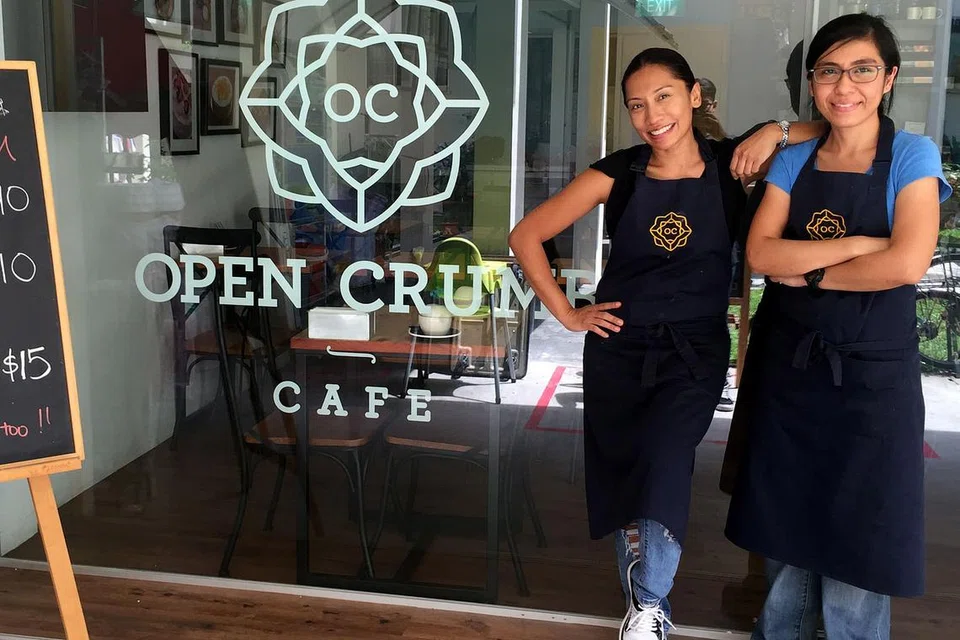 DARIPAD RAKAN KERJA KEPADA RAKAN NIAGA: Cik Nurhaslinda (kanan) meminati sains makanan kerana rasa ingin tahu 'rahsia' di sebalik makanan enak. Beliau bergabung tenaga bersama Cik Joy untuk membuka kafe Open Crumb. - Foto-foto IMAN ALIF