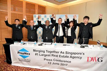 BERSATU TEGUH: (Dari kiri) Pengarah PropNex, Encik Alan Lim; Pegawai Eksekutif Utama (KEO) PropNex, Encik Lim Yock Hock; Ketua Pegawai Eksekutif (CEO) PropNex, Encik Ismail Gafoor; Pengasas DWG, Dr Dennis Wee; Pengarah DWG, Cik Priska Wee; dan Pengarah Eksekutif DWG, Encik Denka Wee, dalam sidang akhbar yang diadakan di Hotel Marriott semalam. - Foto M.O. SALLEH