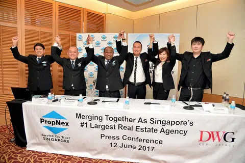 BERSATU TEGUH: (Dari kiri) Pengarah PropNex, Encik Alan Lim; Pegawai Eksekutif Utama (KEO) PropNex, Encik Lim Yock Hock; Ketua Pegawai Eksekutif (CEO) PropNex, Encik Ismail Gafoor; Pengasas DWG, Dr Dennis Wee; Pengarah DWG, Cik Priska Wee; dan Pengarah Eksekutif DWG, Encik Denka Wee, dalam sidang akhbar yang diadakan di Hotel Marriott semalam. - Foto M.O. SALLEH
