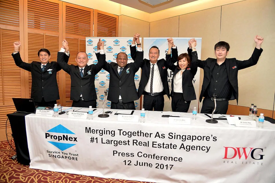 BERSATU TEGUH: (Dari kiri) Pengarah PropNex, Encik Alan Lim; Pegawai Eksekutif Utama (KEO) PropNex, Encik Lim Yock Hock; Ketua Pegawai Eksekutif (CEO) PropNex, Encik Ismail Gafoor; Pengasas DWG, Dr Dennis Wee; Pengarah DWG, Cik Priska Wee; dan Pengarah Eksekutif DWG, Encik Denka Wee, dalam sidang akhbar yang diadakan di Hotel Marriott semalam. - Foto M.O. SALLEH