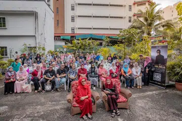 Lebih 100 hadirin mengembalikan nostalgia menonton filem era gemilang P. Ramlee dan dapat bertemu dengan seniwati Zaiton Abdullah (kanan, depan) dan Dayang Sofia (kiri, depan).