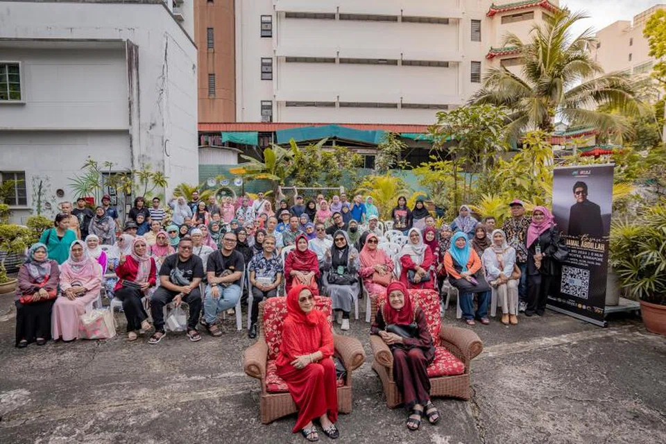 Lebih 100 hadirin mengembalikan nostalgia menonton filem era gemilang P. Ramlee dan dapat bertemu dengan seniwati Zaiton Abdullah (kanan, depan) dan Dayang Sofia (kiri, depan).
