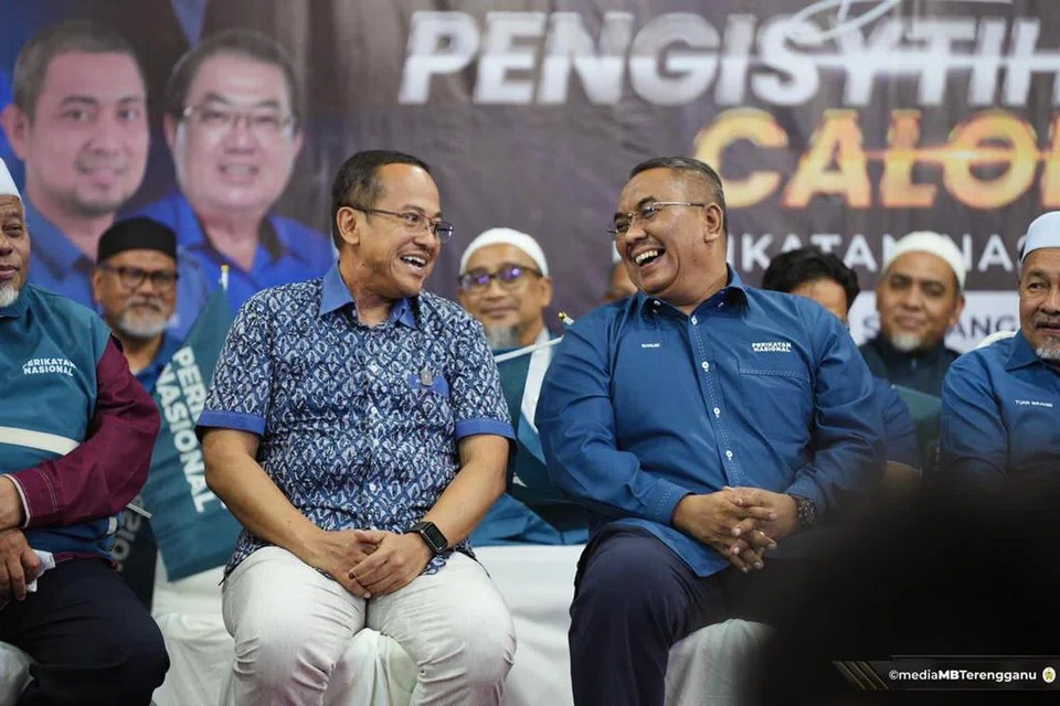 KERJA KERAS: Ketua Pengarah Pilihan Raya PN merangkap Menteri Besar Kedah, Datuk Seri Muhammad Sanusi Md Nor (kanan) bersama Naib Presiden Parti Islam Se-Malaysia (Pas) merangkap Menteri Besar Terengganu, Datuk Seri Dr Ahmad Samsuri Mokhtar pada majlis pengumuman calon PN bagi kerusi Parlimen Pulai dan Dewan Undangan Negeri Simpang Jeram pada Pilihan Raya Kecil pada 9 September depan.