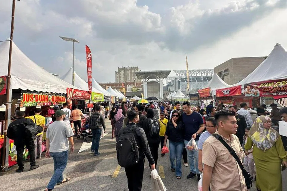 Bazar di Presint 2, Putrajaya, antara yang terbesar di Lembah Klang dengan menghimpunkan 285 peniaga yang menjual pelbagai jenis juadah berbuka puasa. 