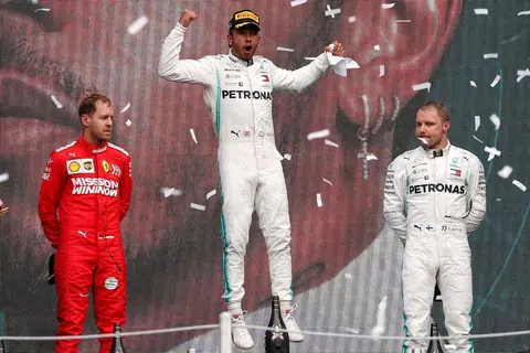 RAI KEJAYAAN: Lewis Hamilton meraikan kejayaan merebut kejuaraan pemandu Formula Satu 2019 musim ini - yang keenam baginya - selepas menduduki tempat kedua dalam Grand Prix Amerika Syarikat baru-baru ini. - Foto AFP