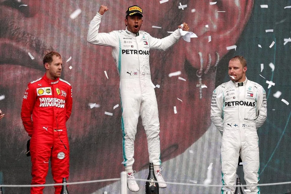 RAI KEJAYAAN: Lewis Hamilton meraikan kejayaan merebut kejuaraan pemandu Formula Satu 2019 musim ini - yang keenam baginya - selepas menduduki tempat kedua dalam Grand Prix Amerika Syarikat baru-baru ini. - Foto AFP