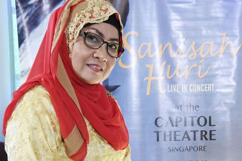 DISAYANGI PEMINAT: Berbekalkan vokal merdu bak buluh perindu, kejelitaan wajah dan tutur kata yang sopan, Sanisah Huri berjaya 'memancing' perhatian ramai peminat sepanjang lebih lima dekad. - Foto BM oleh KHALID BABA