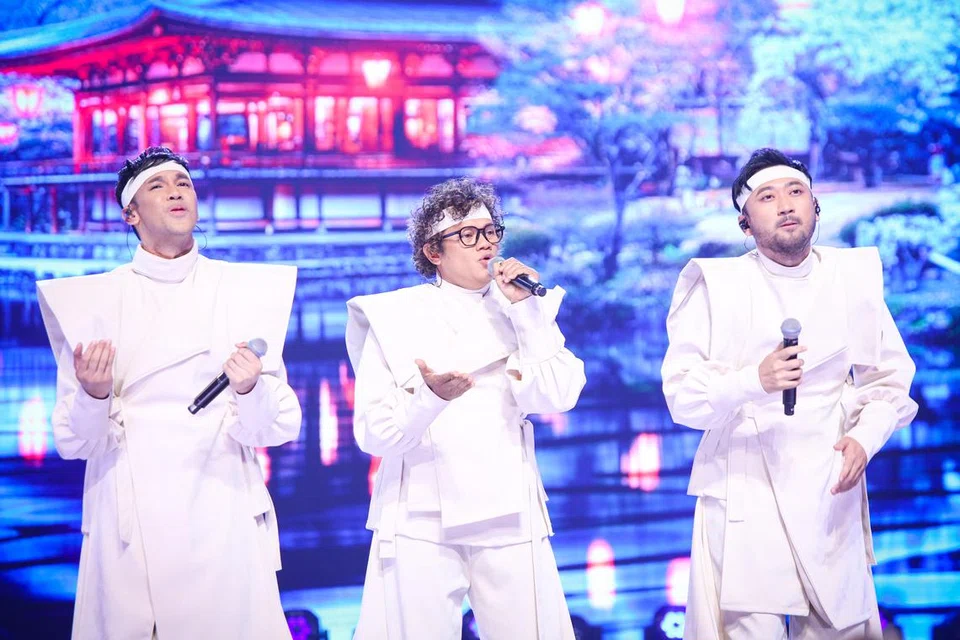 Kumpulan The Lima yang terdiri daripada (dari kiri) Taura, Bony dan Arif, mengejutkan ramai apabila berjaya merebut tempat pertama dalam konsert minggu kelapan bahkan mengatasi juara mingguan sebanyak lima kali, Liza Aziz.