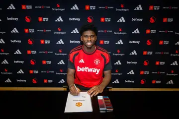 Pemain tengah Cameroon, Carlos Baleba, telah menandatangani kontrak dengan Manchester United sehingga Jun 2031, dengan pilihan untuk melanjutkan selama setahun lagi.