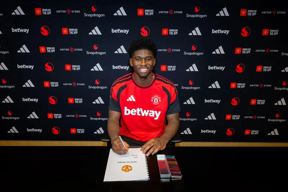 bola sepak, EPL, Carlos Baleba, Manchester United