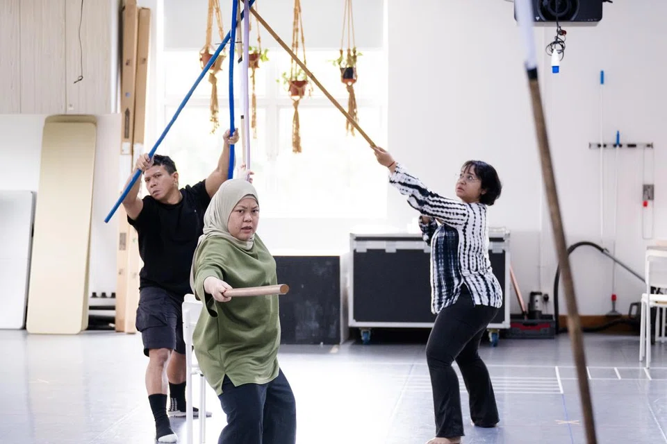 (Dari kiri) Rizman Putra, Dalifah Shahril dan Suhaili Safari menyelami nadi kehidupan Orang Seletar dengan mengetengahkan dilema, jerih payah dan suara hati mereka dalam pementasan teater verbatim, ‘Air’.