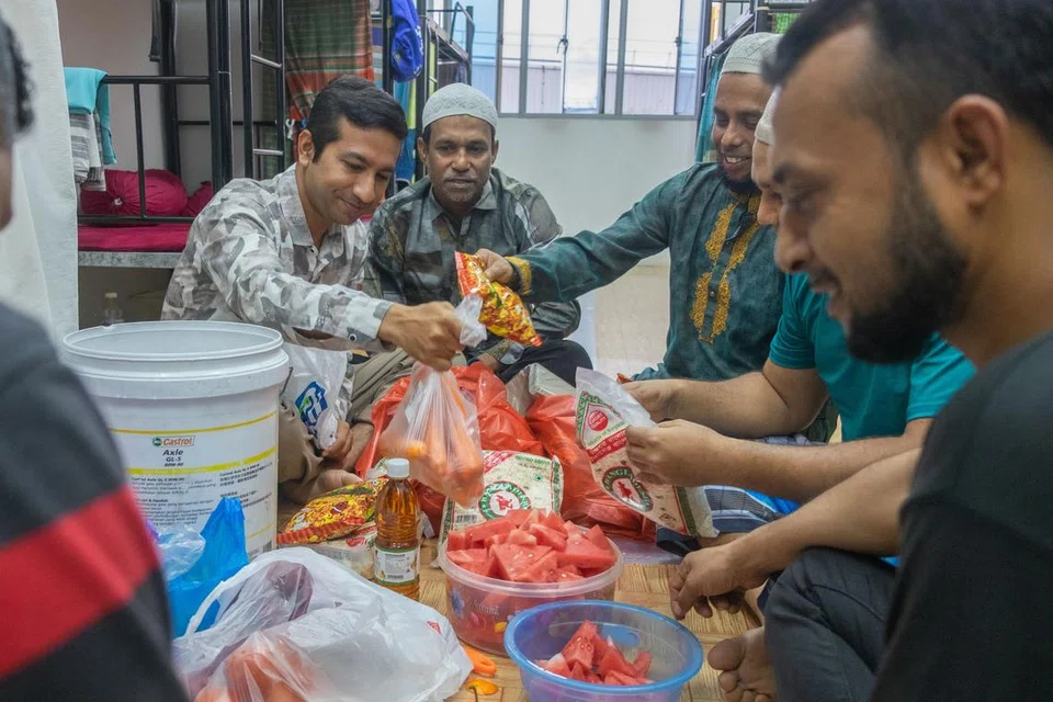 Encik Hossain Uzzal (dua dari kiri) dan rakan senegaranya dari Bangladesh di dormitori Tiong Woon Corporation di Pandan Crescent  menyediakan bahan-bahan membuat ‘jhalmuri’, makanan ringan pedas dan rangup asal tanah air mereka bagi hidangan buka puasa pada 23 Mac.