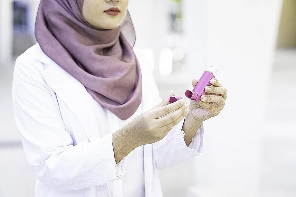 SENTIASA BERJAGA: Berbulan tidak diserang semput, tidak sakit dan tiada tanda serangan bukan bermakna penghidap semput tidak akan mendapat serangan secara tiba-tiba dan tanpa diduga. Adalah penting untuk sentiasa membawa alat sedut pelega mahu pun alat sedut pencegah. - Foto hiasan ISTOCKPHOTO