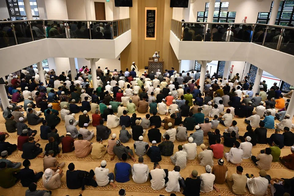 Masjid Darul Makmur, yang terletak di Yishun Avenue 2, membuka semula pintunya kepada jemaah pada 7 Jun sejak ia ditutup pada 24 April 2023 bagi kerja naik taraf secara besar-besaran.