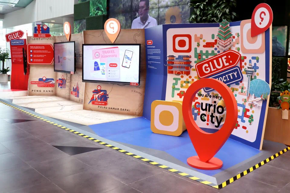Prototaip teknologi interaktif baru oleh Lembaga Perpustakaan Negara (NLB) dan Produk Pemerintah Terbuka (OGP), Glue:Curiocity, membolehkan orang ramai meneroka Jurong dan Harbourfront.