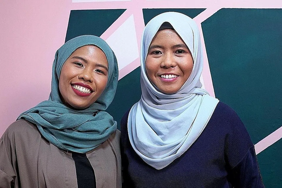 KONGSI PANDUAN DAN SUMBER: Cik Azurah Jan Che Onn Azahar (kiri) dan Cik Ismarini (Renee) Ismail membangun The Freelancers Academy di alam maya sebagai satu cara berkongsi pengalaman dan jerih payah karyawan bebas dalam pelbagai kesenian, baik muzik, videografi, audio, filem, seni jahit mahupun penyampaian ceramah. - Foto THE FREELANCERS ACADEMY