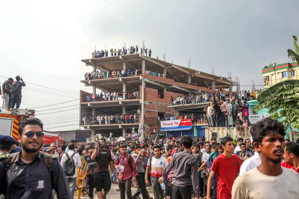 Orang ramai berkumpul berhampiran lokasi nahas pesawat latihan Tentera Udara yang terhempas ke dalam kawasan kampus Milestone College di Dhaka, Bangladesh, pada 21 Julai 2025. Menurut Ketua Pengarah Perkhidmatan Bomba dan Pertahanan Awam, Brigedier Jeneral Muhammad Jahed Kamal, sebanyak 27 mayat telah ditemui di dalam kawasan sekolah dan ramai lagi dilaporkan cedera. 