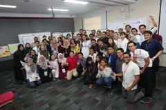 USAHA TANGANI CABARAN: Setiausaha Parlimen Kanan (Ehwal Dalam Negeri merangkap Kesihatan) Amrin Amin bersama peserta 'hackathon' anjuran Kelab Mendaki.