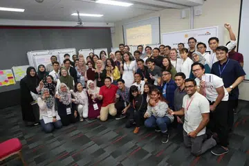 USAHA TANGANI CABARAN: Setiausaha Parlimen Kanan (Ehwal Dalam Negeri merangkap Kesihatan) Amrin Amin bersama peserta 'hackathon' anjuran Kelab Mendaki.