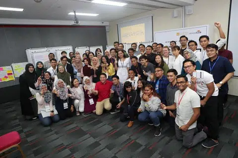 USAHA TANGANI CABARAN: Setiausaha Parlimen Kanan (Ehwal Dalam Negeri merangkap Kesihatan) Amrin Amin bersama peserta 'hackathon' anjuran Kelab Mendaki.