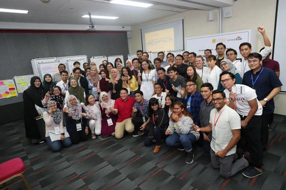 USAHA TANGANI CABARAN: Setiausaha Parlimen Kanan (Ehwal Dalam Negeri merangkap Kesihatan) Amrin Amin bersama peserta 'hackathon' anjuran Kelab Mendaki.
