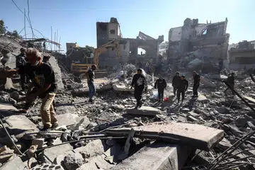 Para penduduk mencari mereka yang terselamat di celah-celah puing-puing bangunan yang runtuh akibat pengeboman tentera Israel di kawasan dekat Hospital Universiti Rafik Hariri di Beirut pada 22 Oktober.