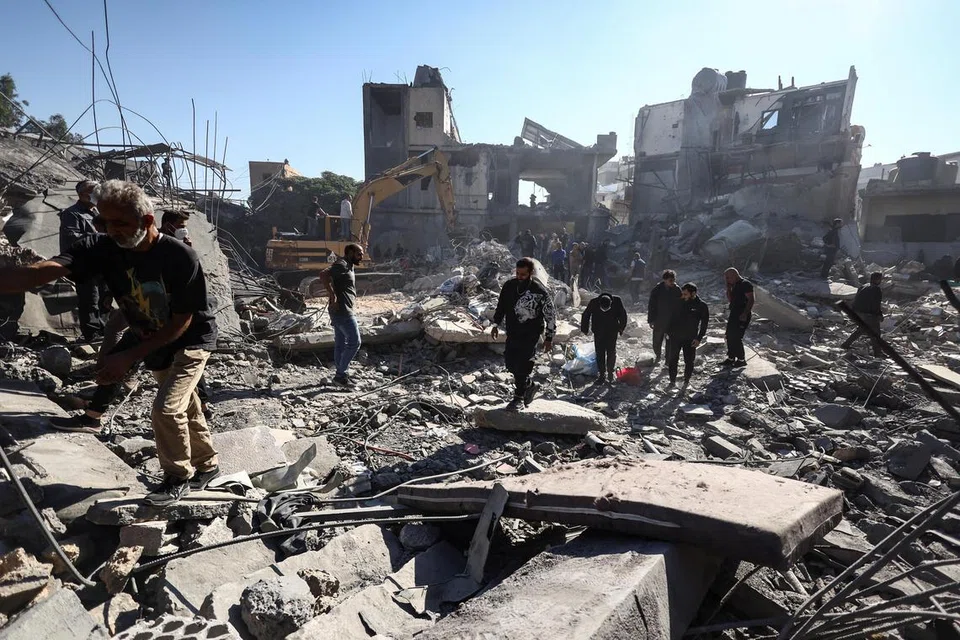 Para penduduk mencari mereka yang terselamat di celah-celah puing-puing bangunan yang runtuh akibat pengeboman tentera Israel di kawasan dekat Hospital Universiti Rafik Hariri di Beirut pada 22 Oktober.