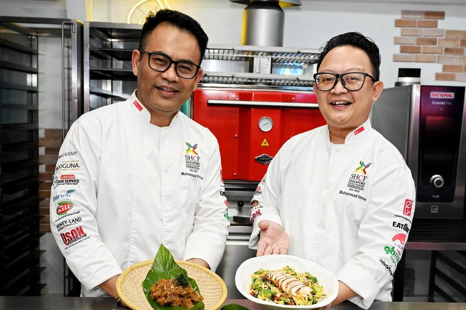 Presiden SHCF, Cef Muhammad Kamal Khamis (kiri) memasak hidangan rendang daging yang lebih berkhasiat dan Naib Presiden SHCF, Cef Muhammad Imran Sani, yang menampilkan hidangan salad kuinoa, avokado dan ayam serta jeruk tomato bakar. 