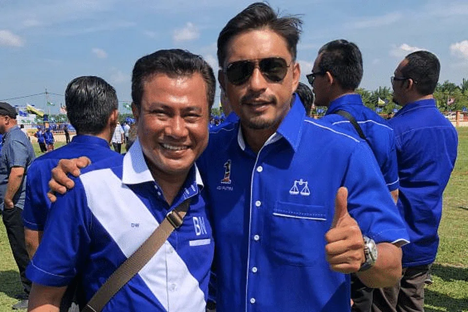 Adi (kanan) dan pelakon Den Wahab turun padang pada hari penamaan calon PRU14 pada 28 April 2018.