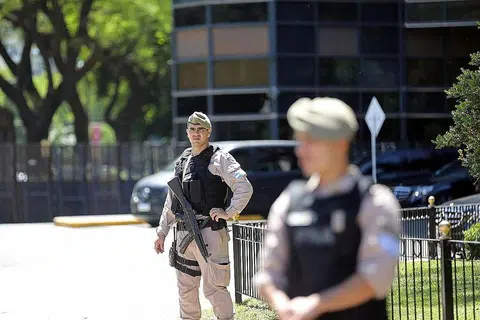 KAWAL KESELAMATAN: Dua anggota pengawal keselamatan berjaga-jaga mengawal kawasan di luar Kedutaan Arab Saudi di Buenos Aires menjelang Sidang Puncak G-20. - Foto REUTERS