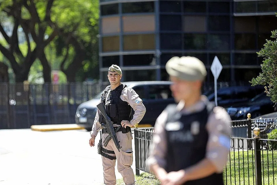KAWAL KESELAMATAN: Dua anggota pengawal keselamatan berjaga-jaga mengawal kawasan di luar Kedutaan Arab Saudi di Buenos Aires menjelang Sidang Puncak G-20. - Foto REUTERS