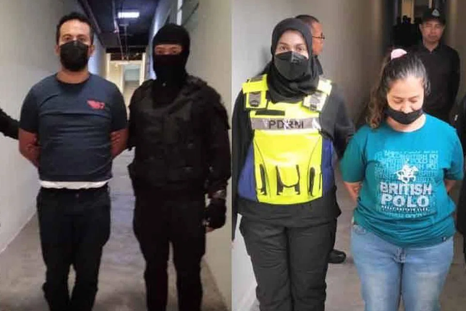 Sharifah Faraha Syed Husin (kanan), 41 tahun, dan suaminya, Abdul Azim Mohd Yasin (kiri), 43 tahun, dihadapkan ke Mahkamah Sesyen Klang, Selangor, pada 8 April, selepas menjual senjata api kepada seorang lelaki Israel yang masuk ke Malaysia pada 12 Mac lalu.