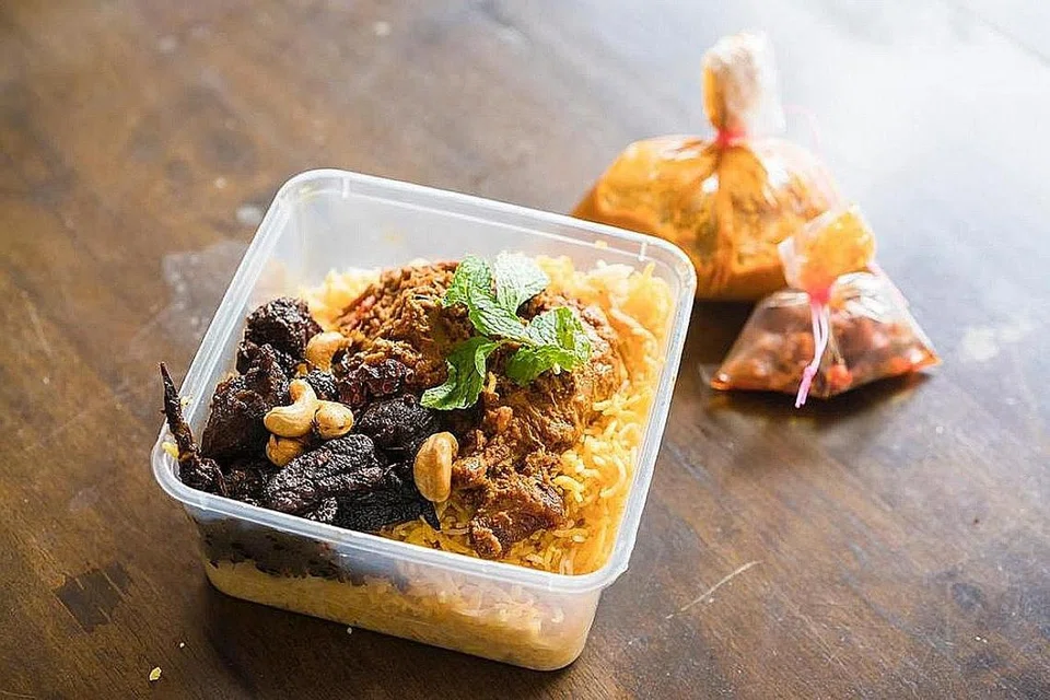 TERUSKAN KHIDMAT HANTAR MAKANAN: Antara set makanan yang ditawarkan oleh Cahaya Timur Catering and Rental Services Hari Raya Haji ini termasuk nasi briani yang boleh di tempah dalam talian. - Foto JAMALUDIN LATTIF 