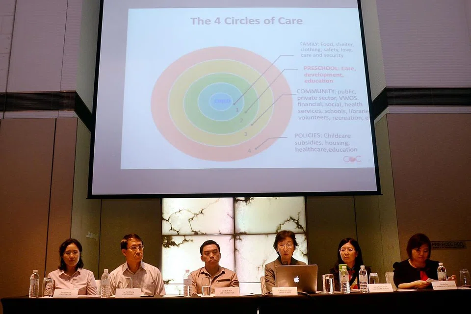 PERLUAS MISI: Encik Yap Poh Kheng (dua dari kiri) bersama ahli panel lain yang terdiri daripada (dari kiri) pekerja sosial Care Corner, Cik Geraldine Foo; CEO Yayasan Lien, Encik Lee Poh Wah; Konsultan Circle of Care, Dr Khoo Kim Choo; Pengetua Sekolah Rendah Lakeside, Cik Wang-Tan Sun Sun; dan Pengetua Utama Prasekolah PCF Sparkletots, Cik Carole See. 