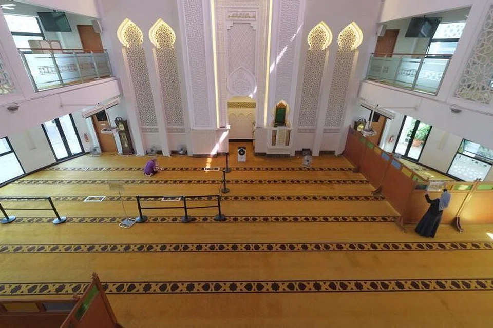 BILANGAN BERGANDA: Masjid Mujahidin merupakan antara salah satu daripada empat masjid dipilih yang kini dibenarkan menampung seramai 100 jemaah bagi solat Jumaat. - Foto GAVIN FOO