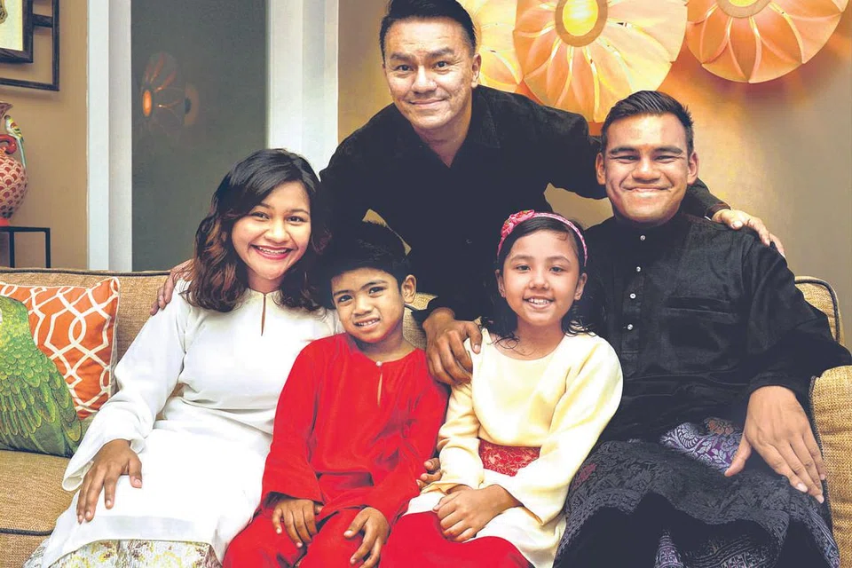 MATLAMAT BARU: Sebagai pengerusi Mercy Relief, Encik Suhaimi (tengah berbaju hitam) - bersama dengan anak-anaknya (dari kiri) Vanessa Anne, Nabil, Nabila, dan George Michael - akan menumpukan perhatian pada beberapa aspek, termasuk usaha membina reputasi badan tersebut. - Foto M.O. SALLEH