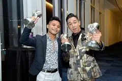 JULANG PIALA: Penyanyi muda, Sufie Rashid (kanan), memenangi dua anugerah - Artis Paling Popular Singapura dan Lagu Paling Popular Singapura - manakala Haikal membawa pulang piala bagi kategori Lagu Terbaik SIngapura. - Foto M.O. SALLEH