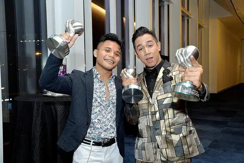JULANG PIALA: Penyanyi muda, Sufie Rashid (kanan), memenangi dua anugerah - Artis Paling Popular Singapura dan Lagu Paling Popular Singapura - manakala Haikal membawa pulang piala bagi kategori Lagu Terbaik SIngapura. - Foto M.O. SALLEH