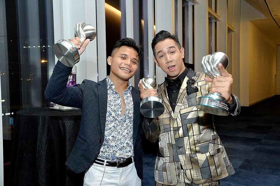 JULANG PIALA: Penyanyi muda, Sufie Rashid (kanan), memenangi dua anugerah - Artis Paling Popular Singapura dan Lagu Paling Popular Singapura - manakala Haikal membawa pulang piala bagi kategori Lagu Terbaik SIngapura. - Foto M.O. SALLEH