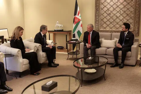 USAHAKAN KEAMANAN: Raja Abdullah bagi Jordan (dua dari kanan) berbincang konflik di Gaza dengan Setiausaha Negara Amerika, Encik Antony Blinken (dua dari kiri), di Amman, pada 7 Januari.