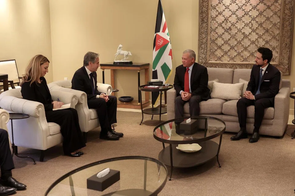 USAHAKAN KEAMANAN: Raja Abdullah bagi Jordan (dua dari kanan) berbincang konflik di Gaza dengan Setiausaha Negara Amerika, Encik Antony Blinken (dua dari kiri), di Amman, pada 7 Januari.