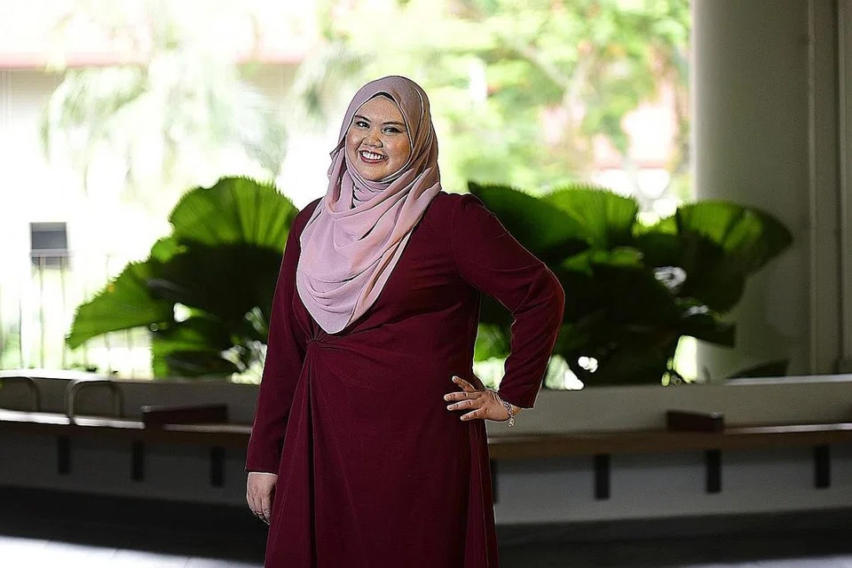 SUKA MEMBANTU: Bagi Cik Nur Zatul Ezza Zainal, yang pernah menjaga tiga orang dewasa uzur dalam satu masa, membantu mereka yang memerlukan menjadi pedoman hidupnya. Selain menghulurkan bantuan kepada anggota keluarganya sendiri, graduan jurusan sains biologi di Universiti Teknologi Nanyang (NTU) itu merupakan pengerusi Jawatankuasa Penduduk (RC) Zon 7 Woodlands. - Foto BM oleh DIOS VINCOY JR