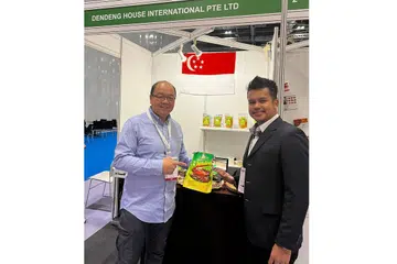 TEROKA PASARAN LUAR NEGARA: Encik Ronnie Faizal Tan (paling kiri) bergambar dengan Encik Azhar Sulaiman, pemilik Dendeng House International, antara 11 peniaga Singapura yang mengambil bahagian dalam acara Halal Expo London 2022 baru-baru ini. - Foto RONNIE FAIZAL TAN